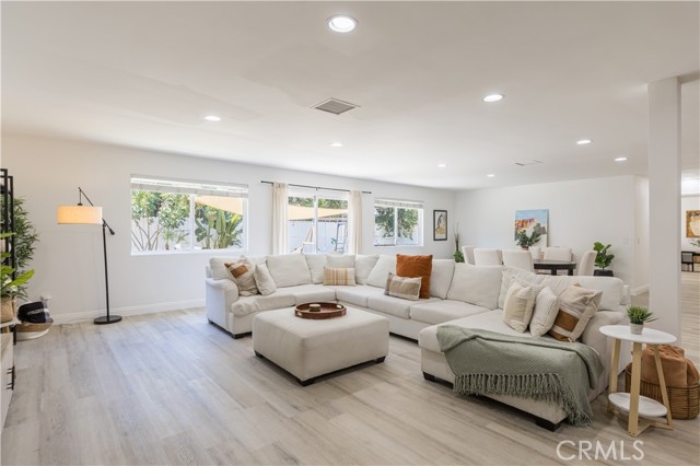 Detail Gallery Image 4 of 51 For 23414 Clarendon St, Woodland Hills,  CA 91367 - 5 Beds | 4 Baths