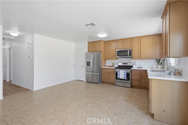 Detail Gallery Image 5 of 26 For 3103 Patti, Lancaster,  CA 93535 - 4 Beds | 2 Baths