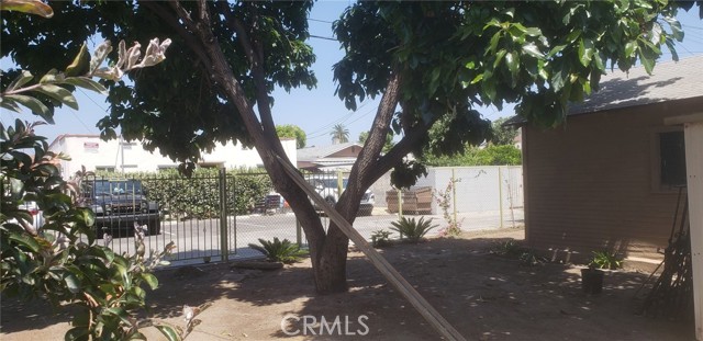 6201 Santa Fe Avenue, Huntington Park CA: https://media.crmls.org/medias/974c7bd2-b5ef-46b8-b9c8-d5822255fd2f.jpg