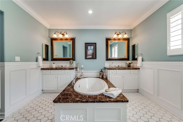 Double Vanity and Soaking tub