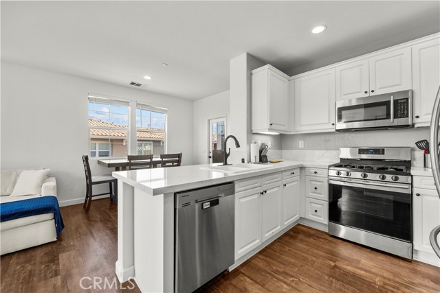 Detail Gallery Image 9 of 28 For 27262 Riverview, Valencia,  CA 91354 - 2 Beds | 2 Baths