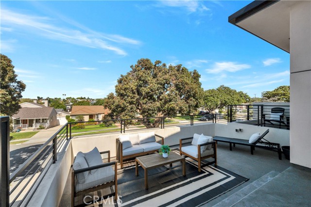 332 Avenue E, Redondo Beach, California 90277, 5 Bedrooms Bedrooms, ,6 BathroomsBathrooms,Residential,For Sale,Avenue E,SB26070979