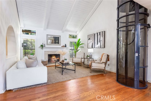 Vaulted ceiling Living Room w/fireplace