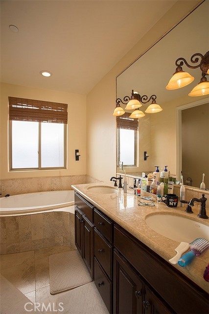 Detail Gallery Image 9 of 17 For 2621 Carnegie Ln #C,  Redondo Beach,  CA 90278 - 3 Beds | 2/1 Baths
