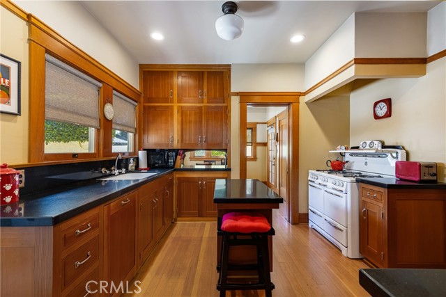 Detail Gallery Image 10 of 39 For 155 N Cleveland St, Orange,  CA 92866 - 4 Beds | 2 Baths