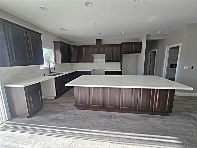 22645 El Centro Court, Apple Valley CA: https://media.crmls.org/medias/97647edf-3f35-47c6-81a4-028ff3f47ac5.jpg