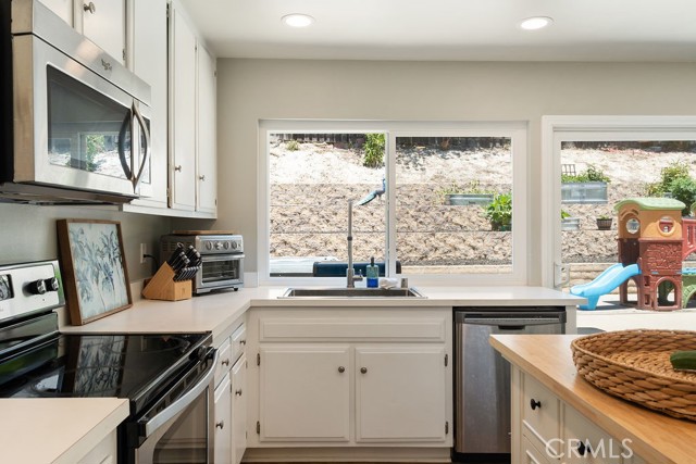 Detail Gallery Image 22 of 34 For 1925 Meadow Brook Ct, Thousand Oaks,  CA 91362 - 4 Beds | 2/1 Baths
