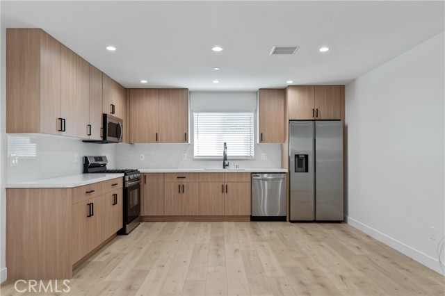 Detail Gallery Image 8 of 20 For 11140 Woodley Ave #1/2,  Granada Hills,  CA 91344 - 3 Beds | 2 Baths