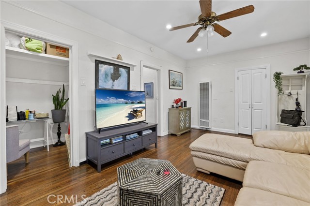 932 Coronado Avenue, Long Beach CA: https://media.crmls.org/medias/9769ecac-5834-4fdc-be78-75af954dfac4.jpg