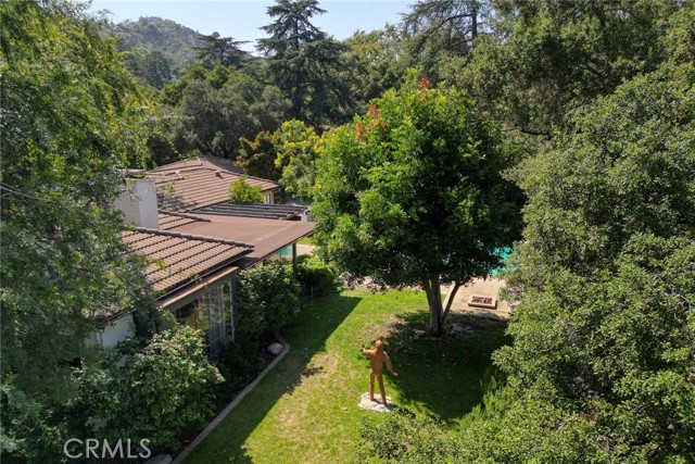 1075 Pine Oak Lane, Pasadena CA: https://media.crmls.org/medias/976b7d5f-187e-47b4-a539-31e502b530f2.jpg