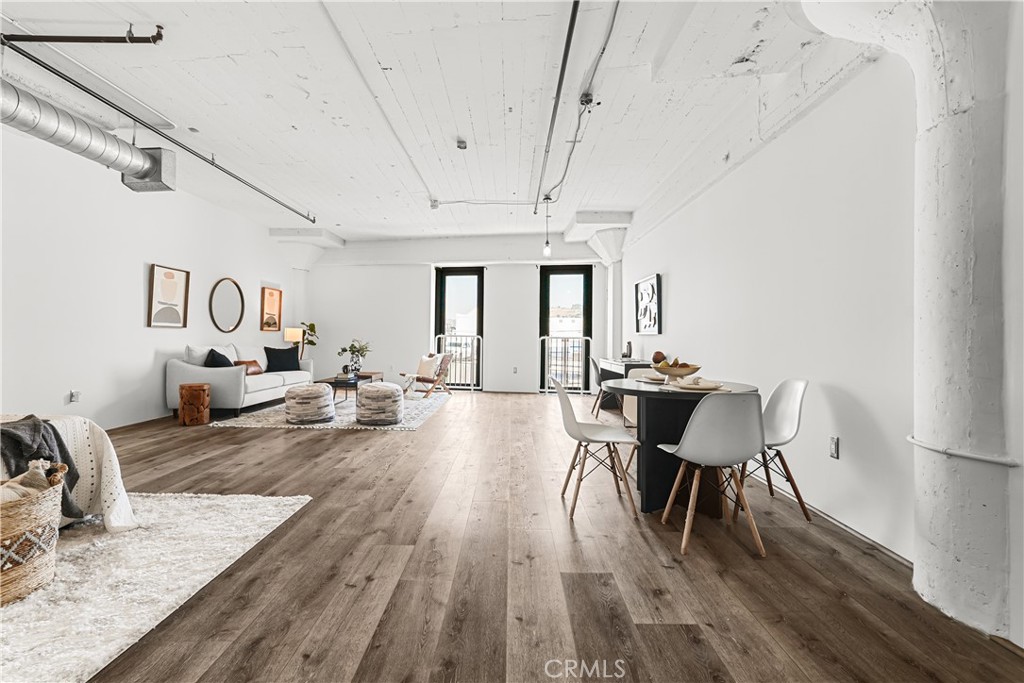 https://media.crmls.org/medias/976c60ae-de82-4f1e-8704-ec27061e4a31.jpg?preset=X-Large