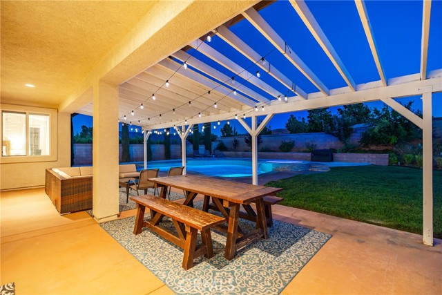 Detail Gallery Image 12 of 58 For 5558 Bienveneda Ter, Palmdale,  CA 93551 - 5 Beds | 3 Baths