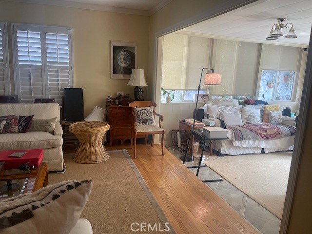 308 N Bowling Green Way, Los Angeles CA: https://media.crmls.org/medias/976f4aee-7352-4084-88ff-d4ecd8cc2c94.jpg