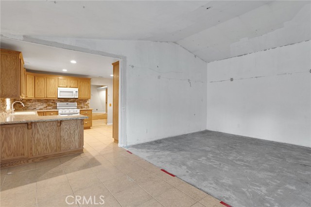 Detail Gallery Image 13 of 34 For 13934 Okesa, Apple Valley,  CA 92307 - 4 Beds | 2/1 Baths