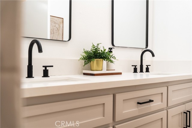 Detail Gallery Image 21 of 33 For 16122 San Fernando Mission Bld, Granada Hills,  CA 91344 - 5 Beds | 5 Baths