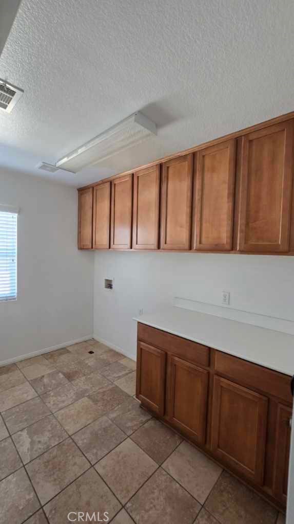 Detail Gallery Image 9 of 11 For 15792 Barrel Cactus Ln, Victorville,  CA 92394 - 3 Beds | 2/1 Baths