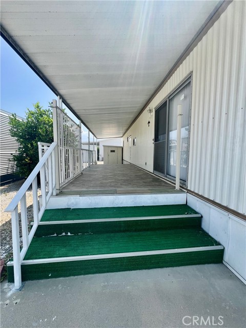 880 N Lake Street, Hemet CA: https://media.crmls.org/medias/97701f9e-4f8c-4a8f-ab47-2784b26431c0.jpg