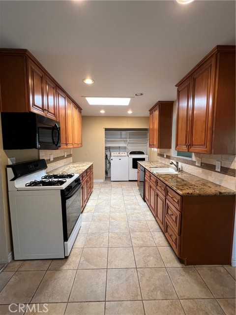8940 Comet Circle, Westminster CA: https://media.crmls.org/medias/977d6d72-0328-418f-8856-ce3ae8b3f6ee.jpg