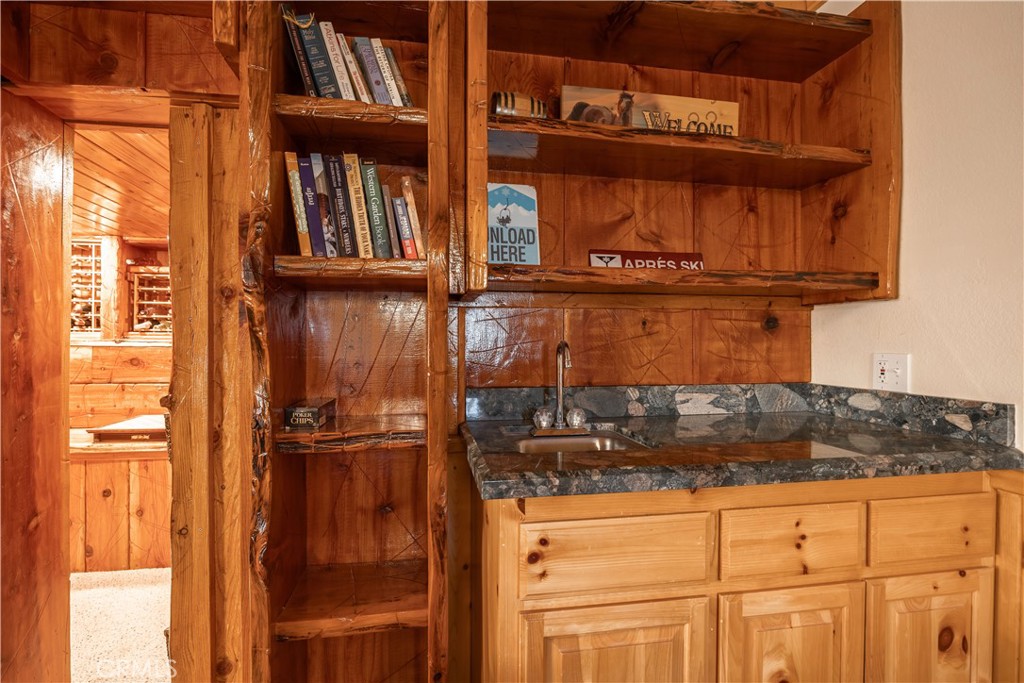 https://media.crmls.org/medias/977d9a0f-f84d-466f-926d-c5079d563897.jpg?preset=X-Large