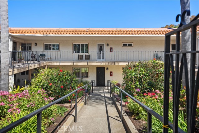 5472 Paseo Del Lago E, Laguna Woods CA: https://media.crmls.org/medias/9781258d-b8e8-4f55-8a33-4ff58ba6e802.jpg