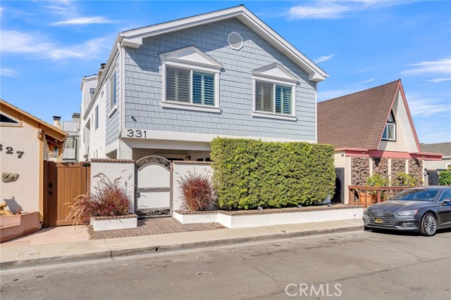 Detail Gallery Image 1 of 54 For 331 Walnut St, Newport Beach,  CA 92663 - 5 Beds | 5/1 Baths