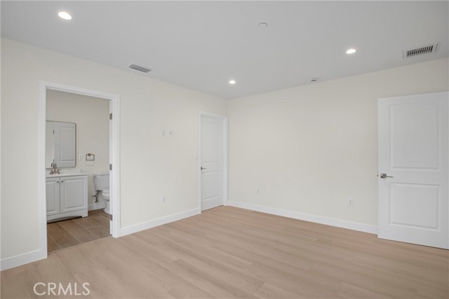 Detail Gallery Image 13 of 39 For 7040 Tyrone Ave, Van Nuys,  CA 91405 - 6 Beds | 4/1 Baths