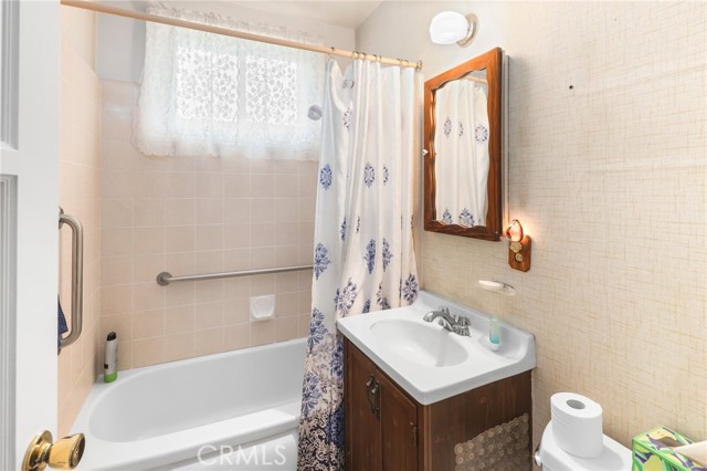 Detail Gallery Image 9 of 13 For 5954 Balcom Ave, Encino,  CA 91316 - 2 Beds | 1 Baths