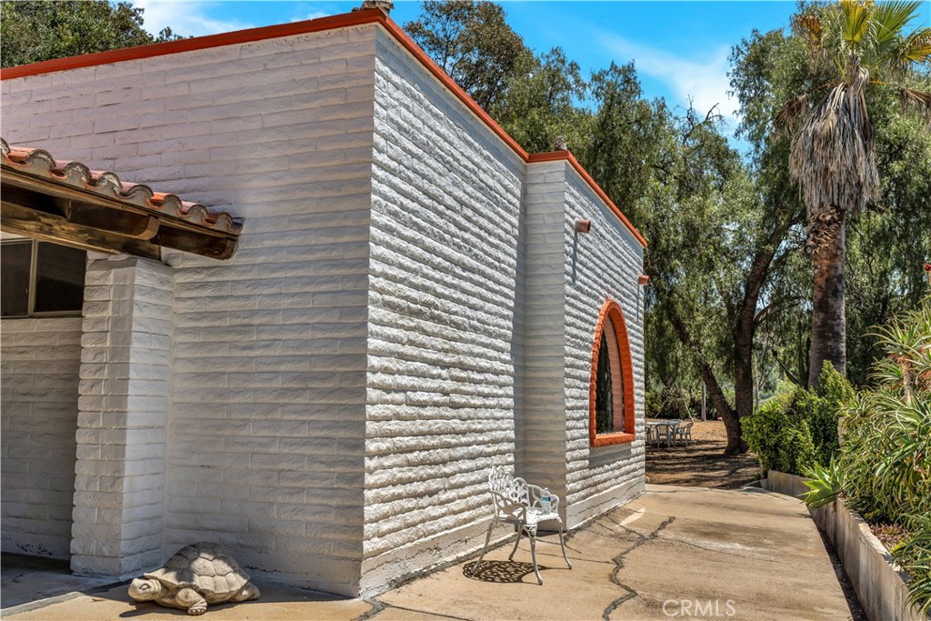 https://media.crmls.org/medias/978c00ec-1945-48c7-b3a2-5201f68c2291.jpg?preset=X-Large