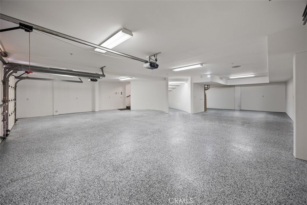 https://media.crmls.org/medias/978d9edc-6503-4436-9cf5-cf3a0d052f61.jpg?preset=X-Large