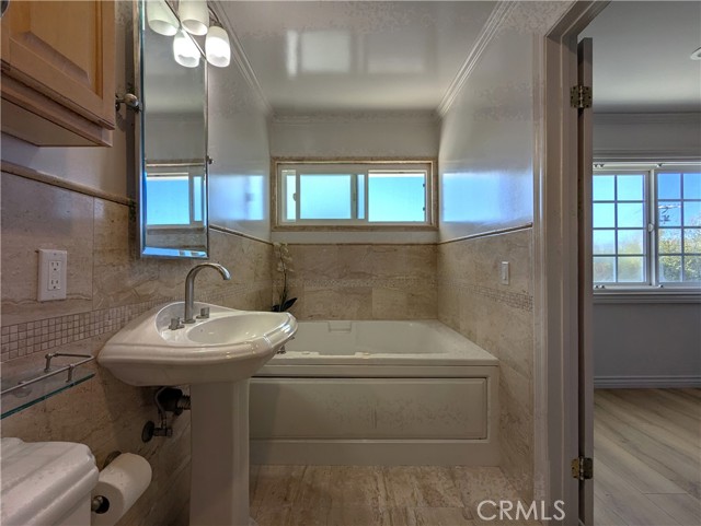 Detail Gallery Image 20 of 28 For 531 Avenue a #2,  Redondo Beach,  CA 90277 - 2 Beds | 3/1 Baths