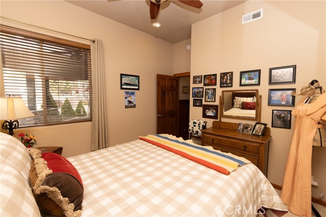 Detail Gallery Image 28 of 44 For 39255 Seminole, Fawnskin,  CA 92333 - 5 Beds | 4/1 Baths