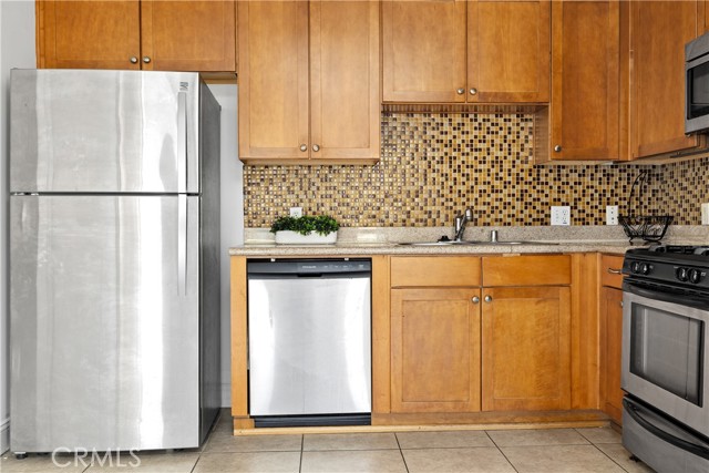 Detail Gallery Image 10 of 28 For 6938 Laurel Canyon Blvd #304,  North Hollywood,  CA 91605 - 2 Beds | 2 Baths