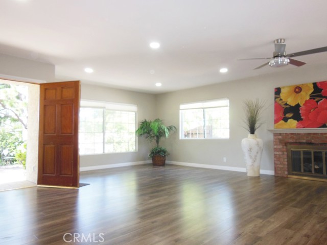 4956 Revlon Drive, La Canada Flintridge CA: https://media.crmls.org/medias/97948590-8614-4799-8857-ae361cb46f66.jpg
