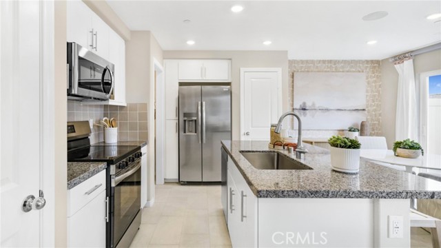Detail Gallery Image 3 of 22 For 19279 Beech Grove St, Riverside,  CA 92507 - 3 Beds | 2/1 Baths