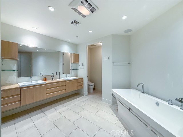 443 N Palm Drive, Beverly Hills CA: https://media.crmls.org/medias/97961832-d1b3-49f2-8a32-93dd2746aded.jpg