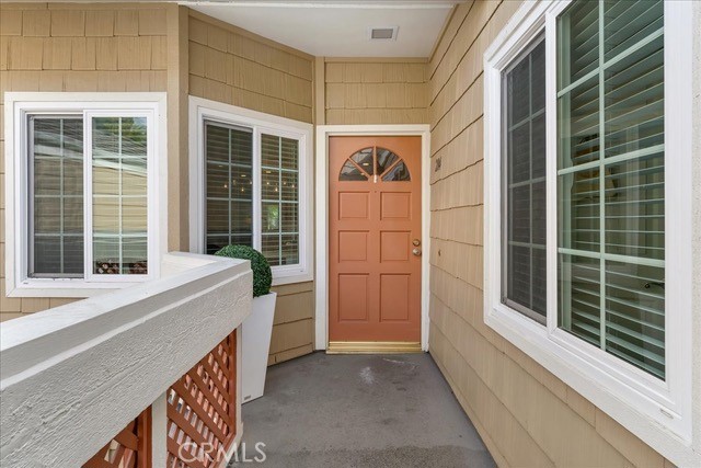 Detail Gallery Image 2 of 14 For 19442 Sunray Lane #204,  Huntington Beach,  CA 92648 - 2 Beds | 2 Baths