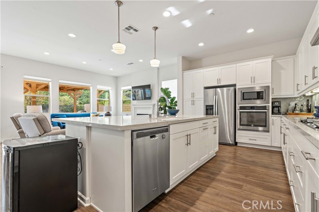Detail Gallery Image 18 of 72 For 18696 Cedar Crest Dr, Canyon Country,  CA 91387 - 3 Beds | 2/1 Baths
