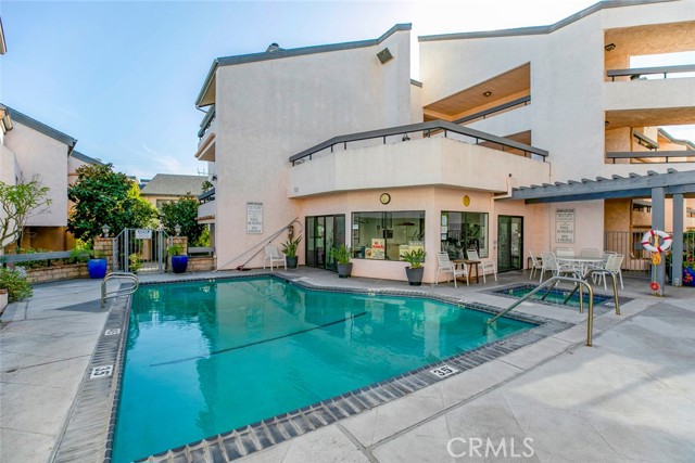 11911 Magnolia Boulevard, Valley Village CA: https://media.crmls.org/medias/979a5027-d3fb-4233-93c7-825ae2c7040d.jpg