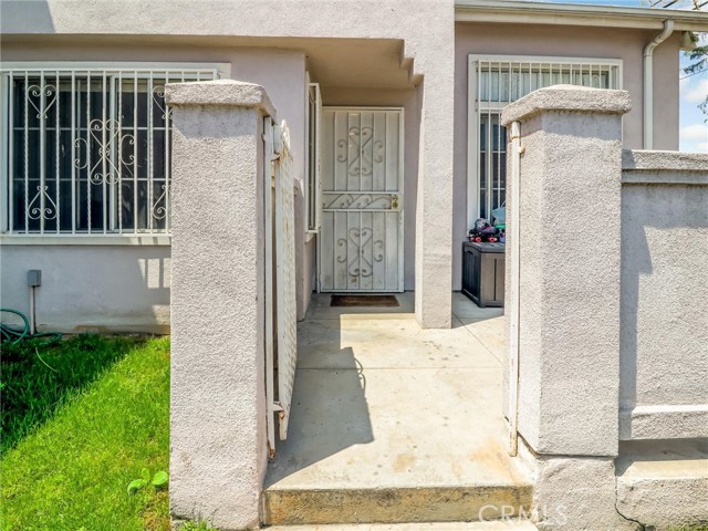 Detail Gallery Image 1 of 19 For 820 W Compton Bld #5,  Compton,  CA 90220 - 4 Beds | 2/1 Baths