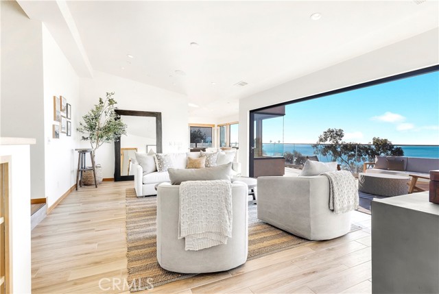 Detail Gallery Image 4 of 42 For 206 Grandview St, Laguna Beach,  CA 92651 - 3 Beds | 3 Baths