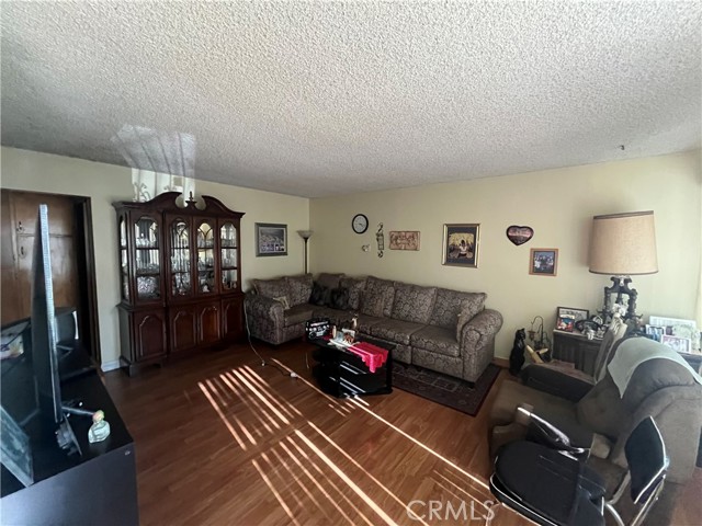 10842 Pine Street, Los Alamitos CA: https://media.crmls.org/medias/979d3306-dc04-484b-9c01-2799266b51bd.jpg