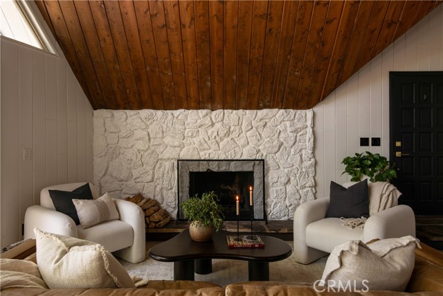 Detail Gallery Image 2 of 25 For 27663 North Bay Rd, Lake Arrowhead,  CA 92352 - 4 Beds | 3 Baths