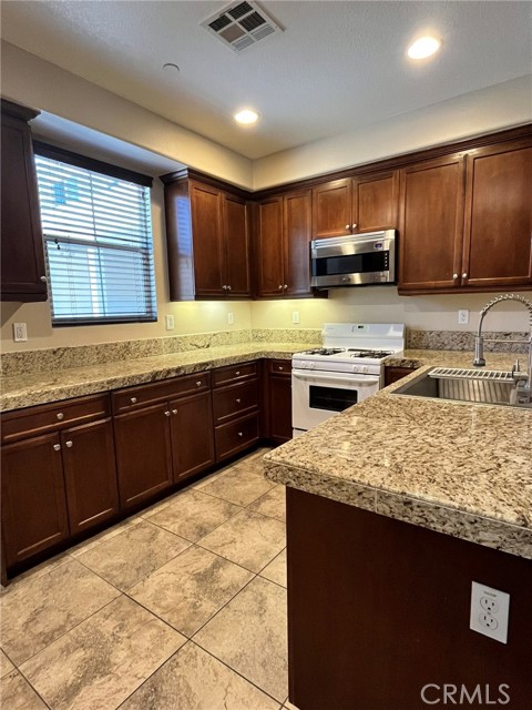 Detail Gallery Image 2 of 21 For 1229 Abelia, Irvine,  CA 92606 - 2 Beds | 1/1 Baths