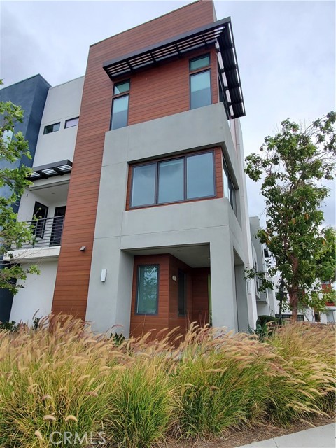 Detail Gallery Image 2 of 31 For 430 Transport, Tustin,  CA 92782 - 4 Beds | 3/1 Baths