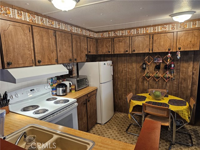 Detail Gallery Image 7 of 31 For 16004 18th Ave, Clearlake,  CA 95422 - 2 Beds | 2 Baths