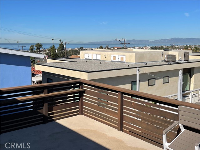 Detail Gallery Image 7 of 23 For 1021 9th St, Hermosa Beach,  CA 90254 - 3 Beds | 2 Baths