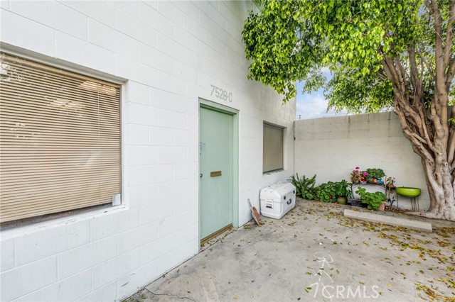 7528 Deering Avenue photo 4