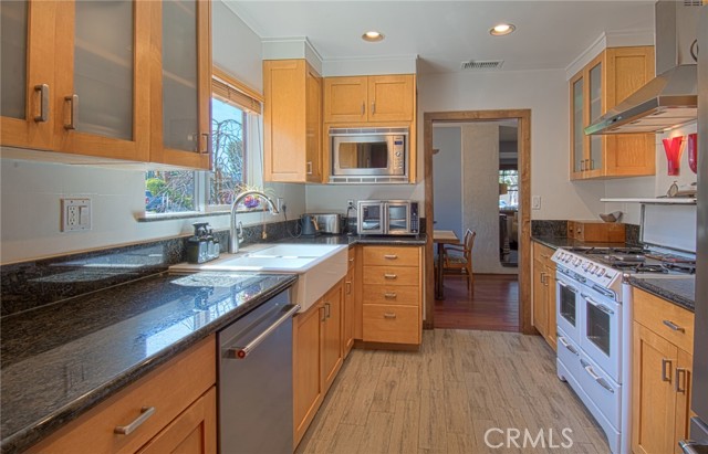 Detail Gallery Image 15 of 41 For 330 Colleen Pl, Costa Mesa,  CA 92627 - 4 Beds | 3 Baths