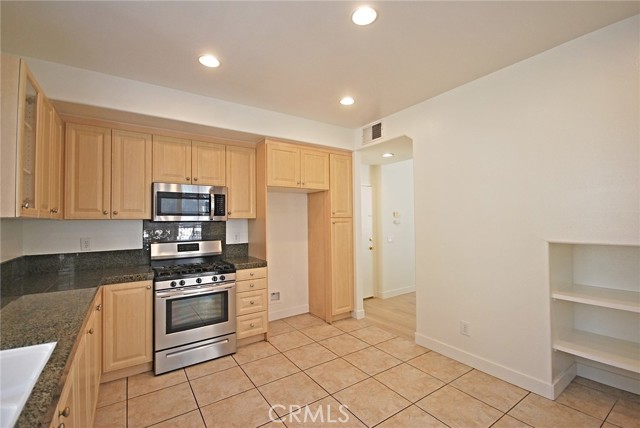 Detail Gallery Image 9 of 23 For 27153 Manor Cir, Valencia,  CA 91354 - 3 Beds | 2/1 Baths