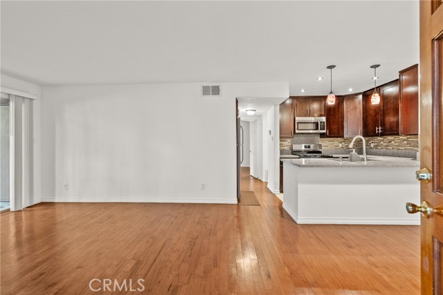 Detail Gallery Image 5 of 40 For 5700 Etiwanda #148,  Tarzana,  CA 91356 - 2 Beds | 1/1 Baths